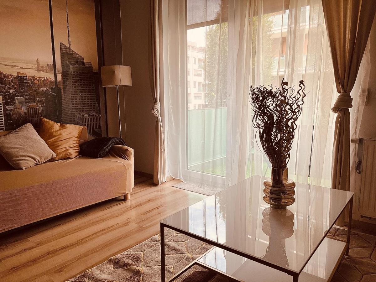 Ferienwohnung Corvin Promenade Crystal Budapest Exterior foto